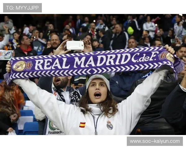 齐达内现身伯纳乌观战国家德比，引发现场球迷欢呼